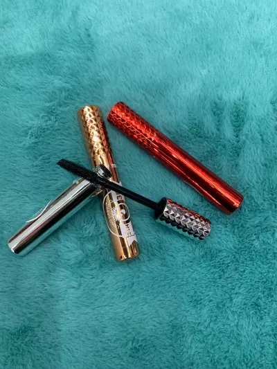 Mascara Is Waterproof, Slender And Curled. It Is Not Easy To Smudge