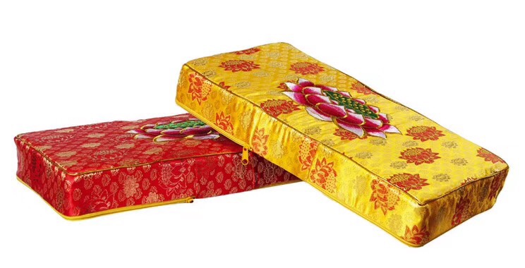 A portable kneeling mat for burning incense and worshipping Buddha, a cushion for kowtowing in front of the Buddha in a temple, a lotus flower for household meditation and sitting details Picture