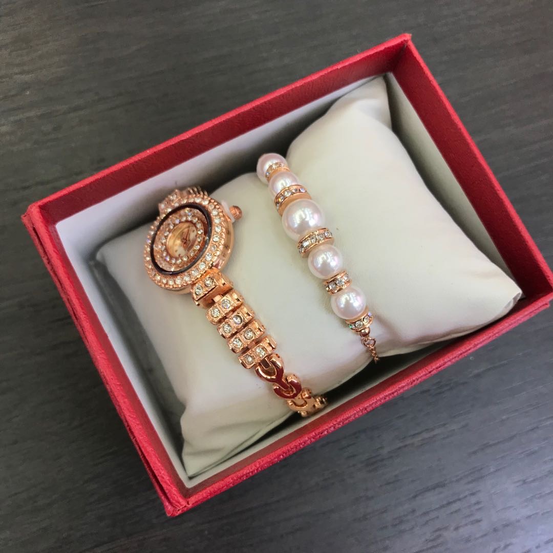 The women's fine bracelet is small, exquisite and elegant. The pearl bracelet is unique and can be wound twice. It is a fashionable zircon women's watch