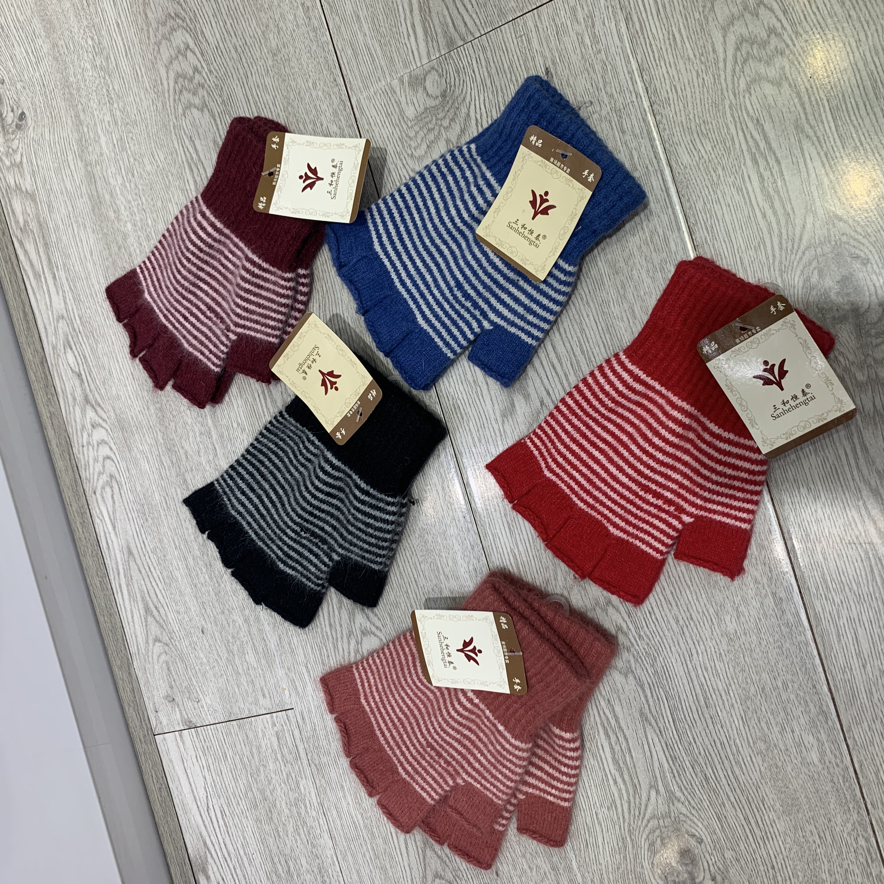 Sanhe Hengtai winter cold-proof wool gloves, half-finger gloves, striped gloves, snow warm knitted gloves, starting from 480 yuan per box, mixed colors Specification image