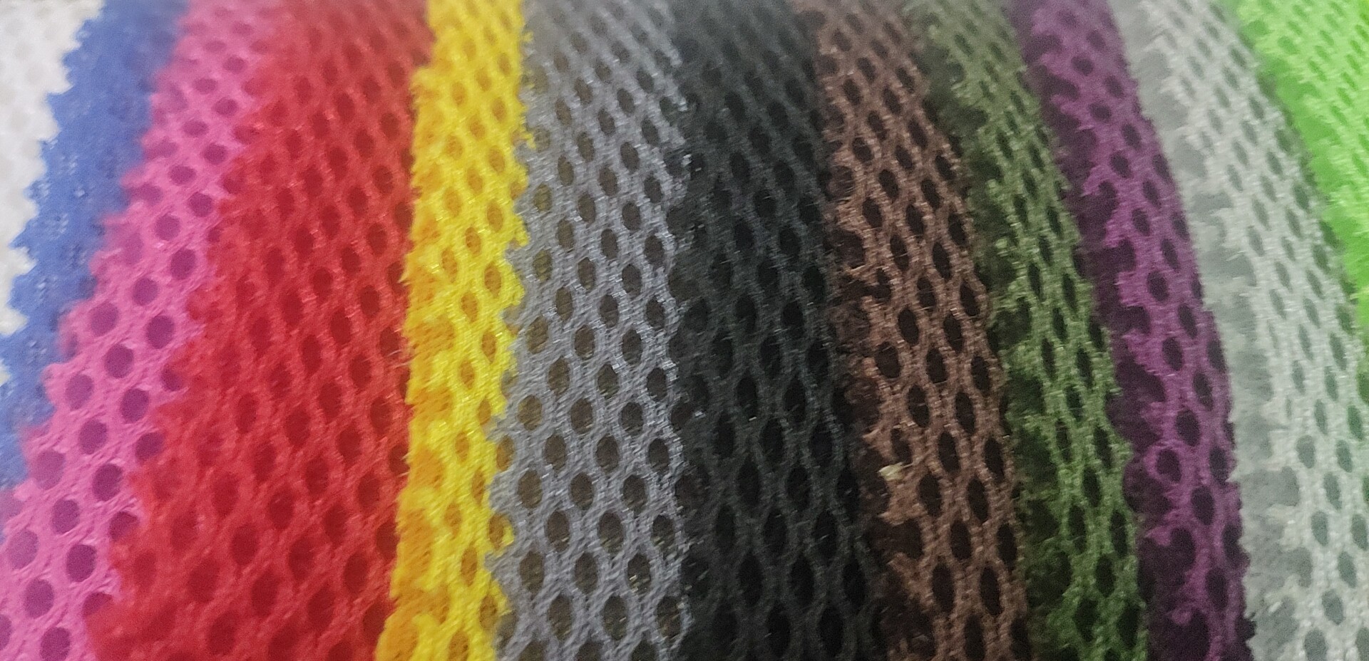 Thickened sandwich mesh fabric factory direct sales, hot-selling new mesh fabric leather, large stock, high, medium and low grade luggage, sofa, shoe materials and fabrics details Picture