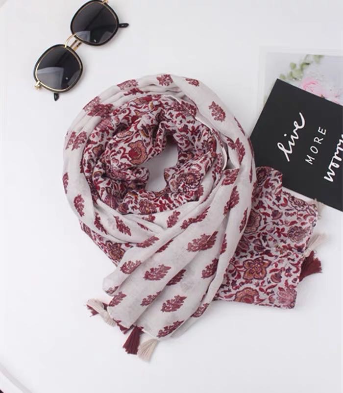 This thin polyester scarf is a versatile spring and autumn bestseller Specification image
