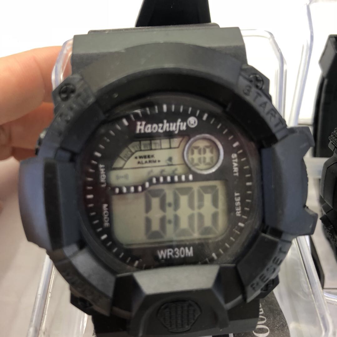 Retro and powerful electronic clasp bracelet, men's single piece, street hip-hop personality punk niche watch details Picture