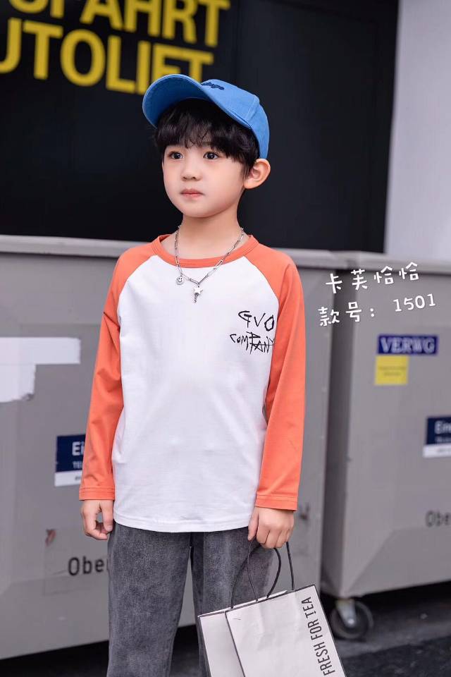 New long-sleeved children's T-shirt for spring and autumn, featuring a stylish printed smiley face base layer for boys