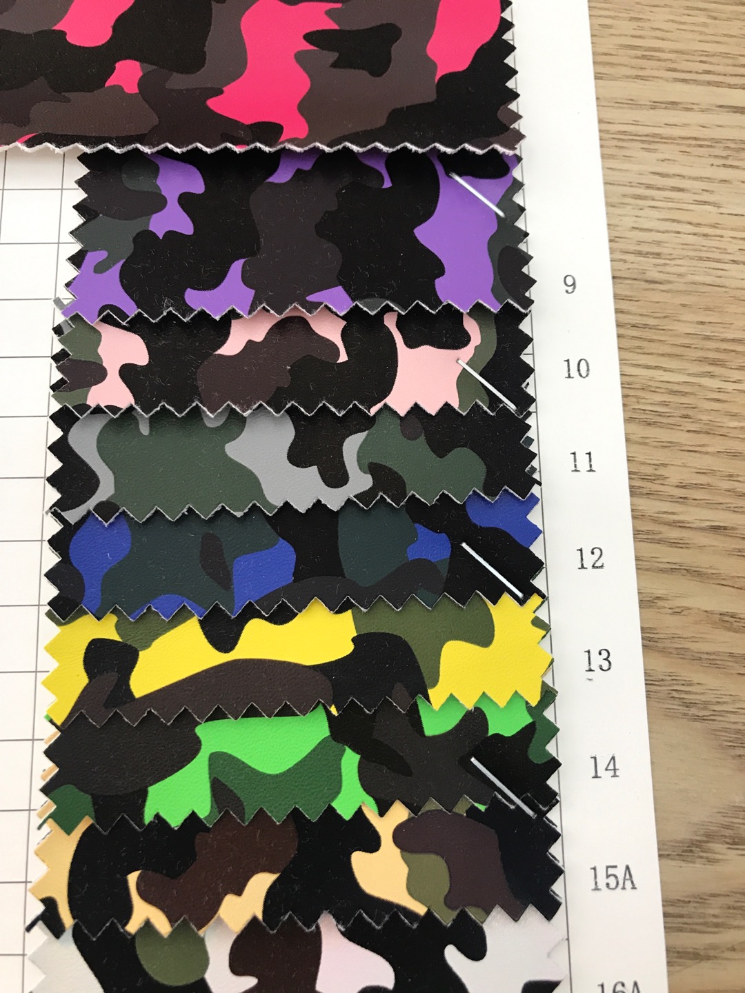 Manufacturers direct sales of new PU small camouflage spot high school low-grade luggage sofa shoe material fabric Specification drawing