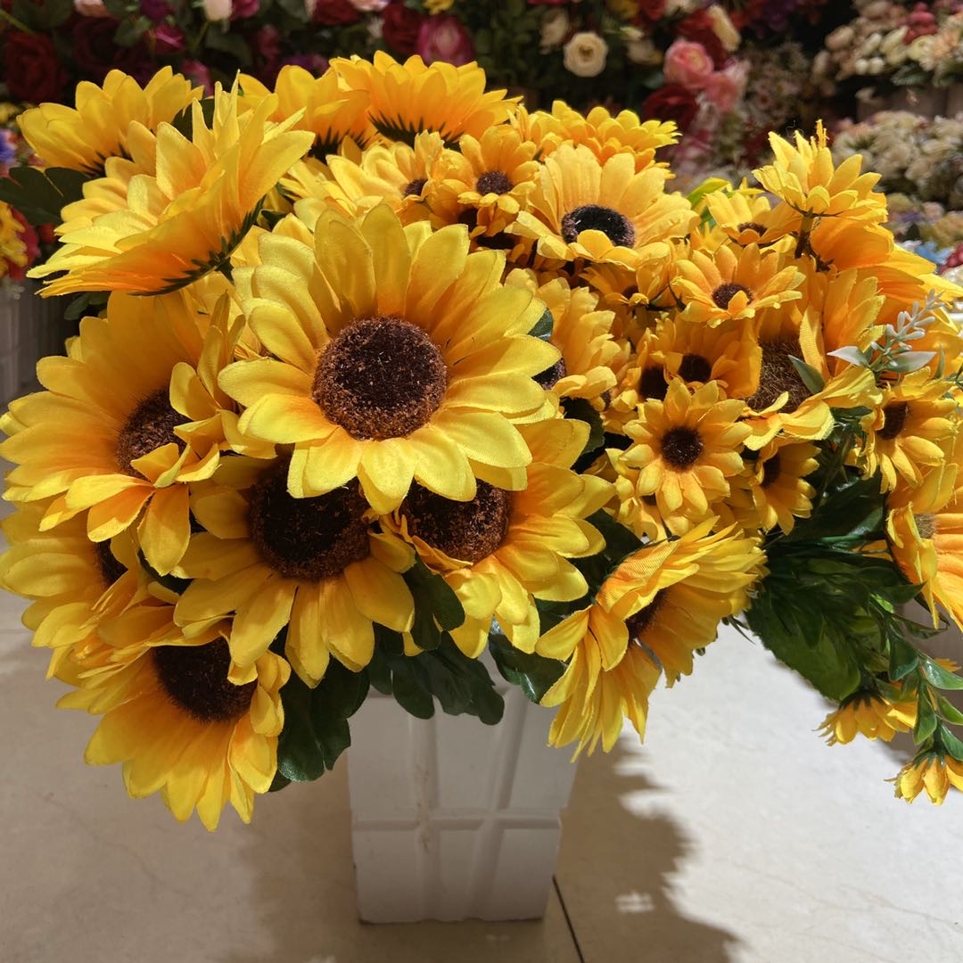 Wholesale of faux chrysanthemums, yellow sunflowers, silk fabric, artificial sunflowers, high-end bouquets of chrysanthemums for the venue decoration