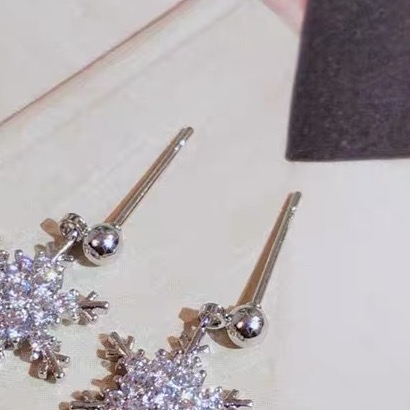 Factory direct sales of exquisite snowflake-shaped women's earrings with diamond flowers, Han Han accessories, Han Han accessories Specification image