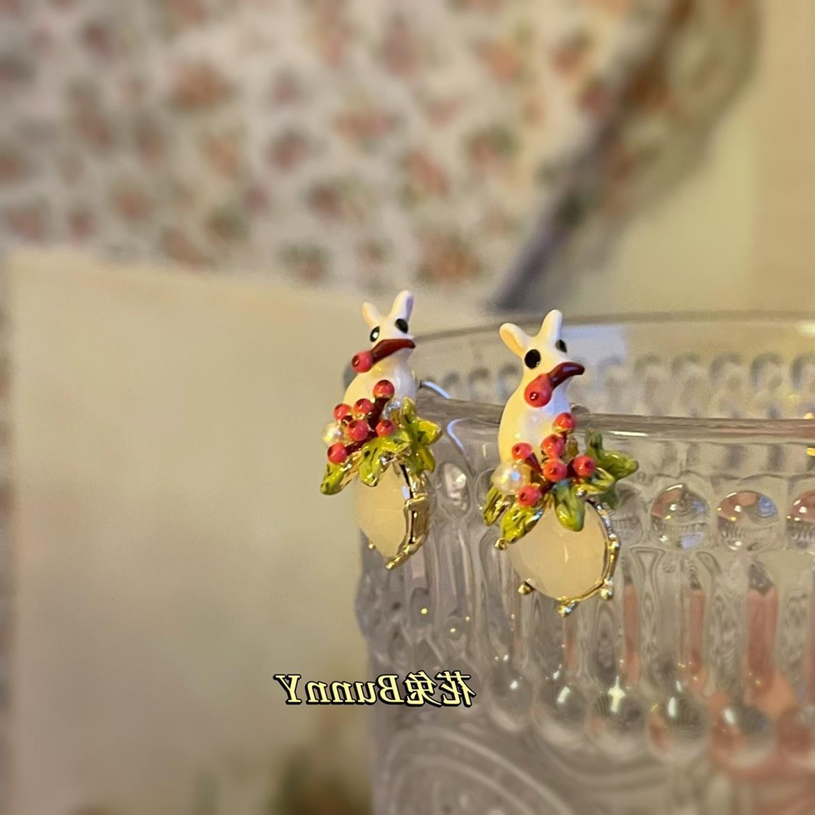 东菊吃花的兔子 法式田园彩绘珐琅植物花卉动物可爱彩色耳钉田园图