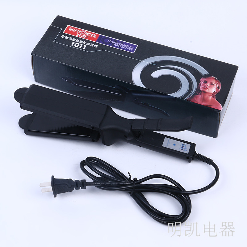 The multi-purpose hair straightener is comfortable, convenient and easy to carry. It has four temperature Settings and is fashionable for wholesale. Guangming 1011 details Picture