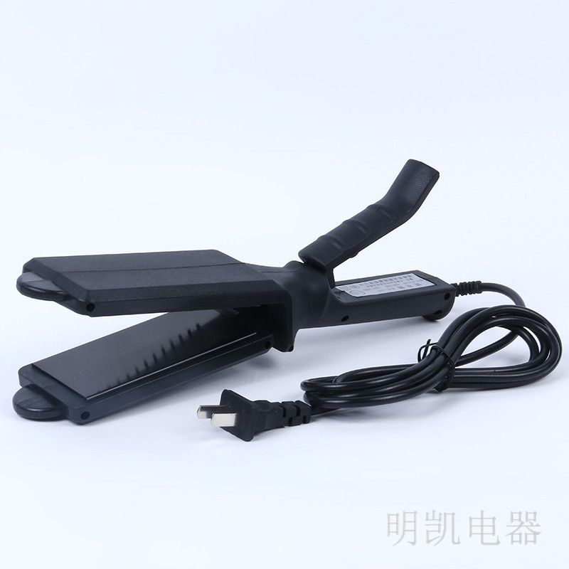 The alloy constant-temperature hair straightener heats up quickly. It is a fashionable small household hair care appliance with a large panel and a bright appearance. 333 details Picture