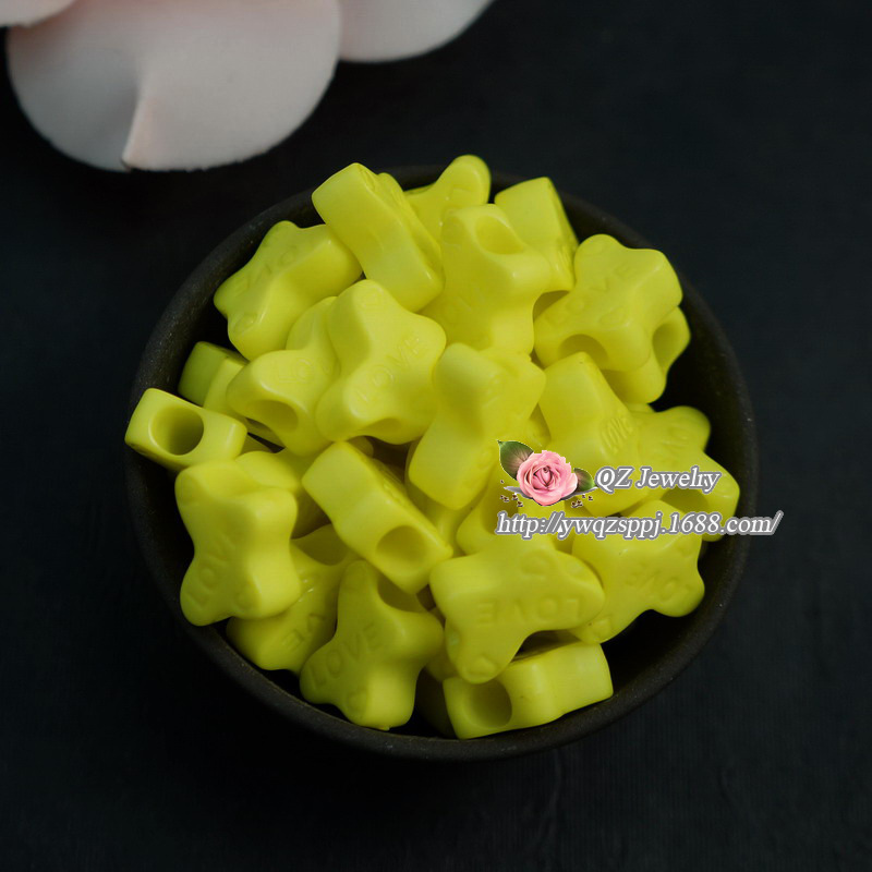 糖果色饰品配件 彩色亚克力蝴蝶 大孔蝴蝶珠 LOVE印字 儿童饰品白底实物图