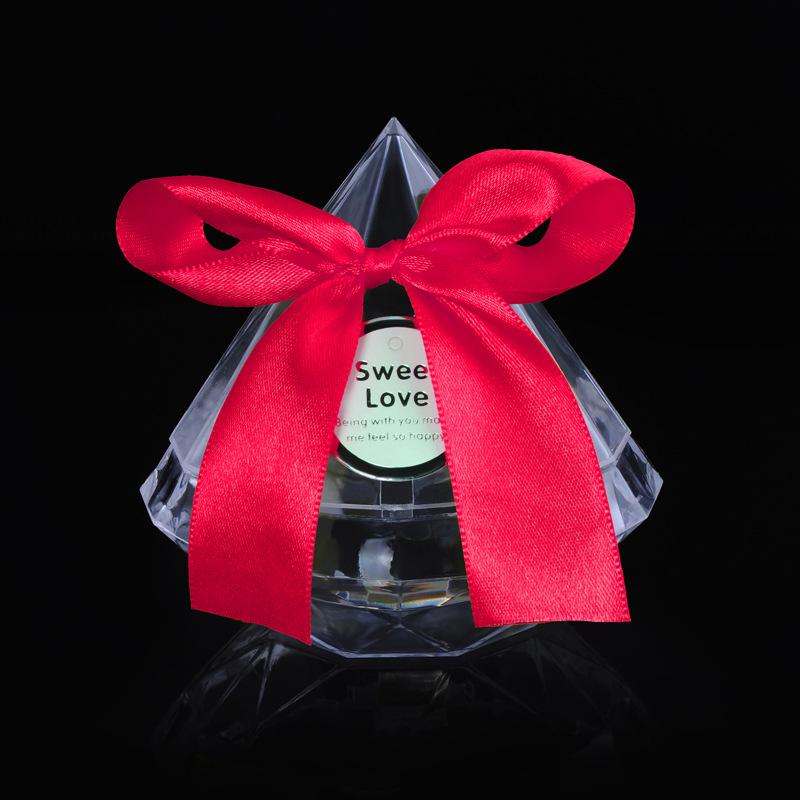 Wedding products, food-grade wedding supplies, creative crystal diamond-shaped candy boxes, various-sized transparent plastic wedding candy boxes Application Scenario