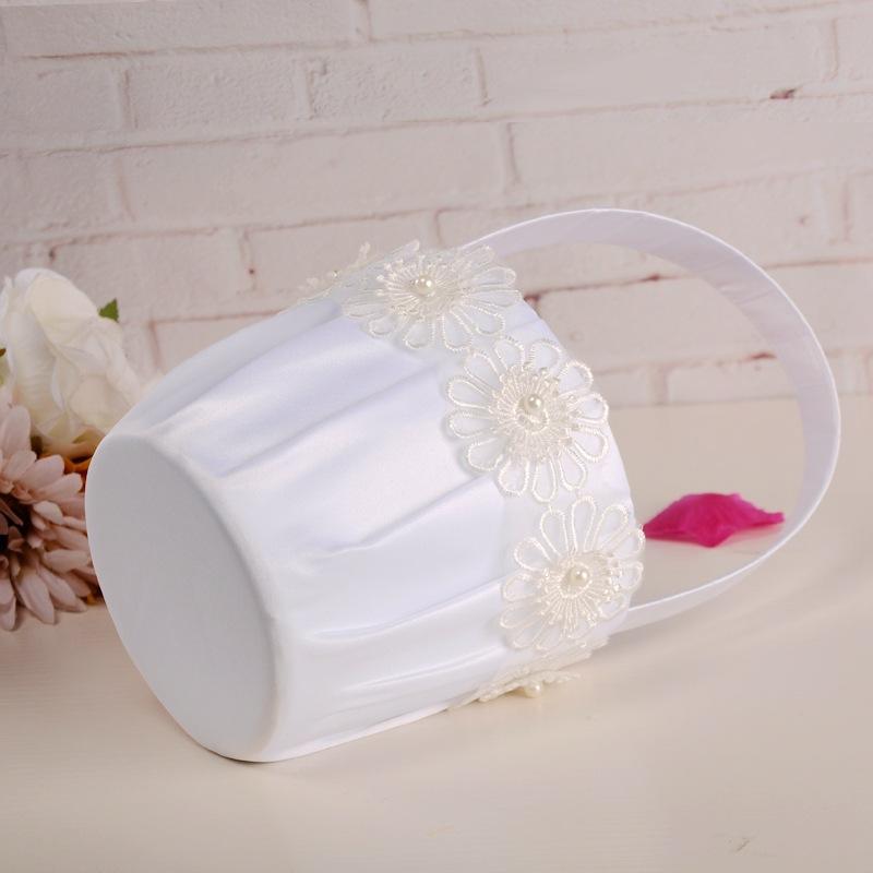 European and American Western-style wedding supplies, bride's lace flower basket, wedding bridesmaid's hand-carried basket, flower boy's flower scattering basket, wedding candy basket Application Scenario