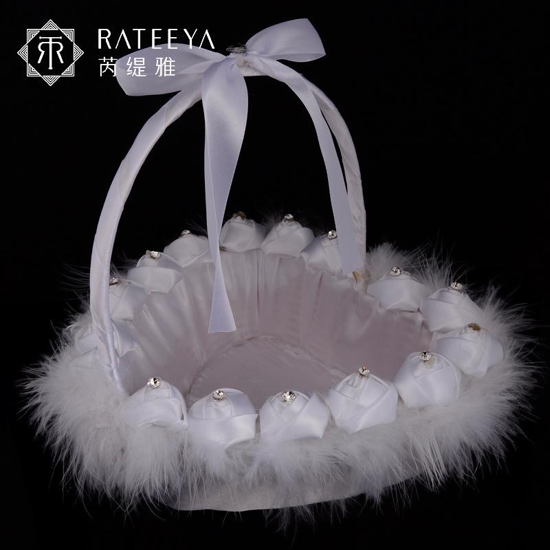 Wholesale of Western-style wedding supplies, creative flower bud heart-shaped flower baskets, ostrich fur flower boys scattering flowers, flower baskets and hand-held baskets