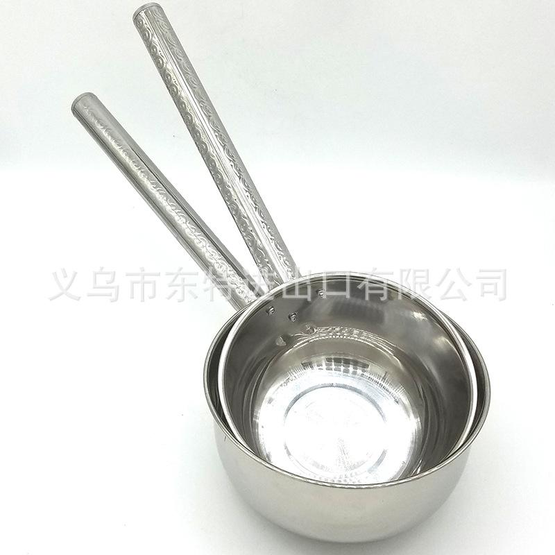 Factory direct sales of stainless steel flat-bottomed long-handled spoons, non-magnetic water ladles, kitchen and hotel extended handle water spoons, household soup spoons Application Scenario