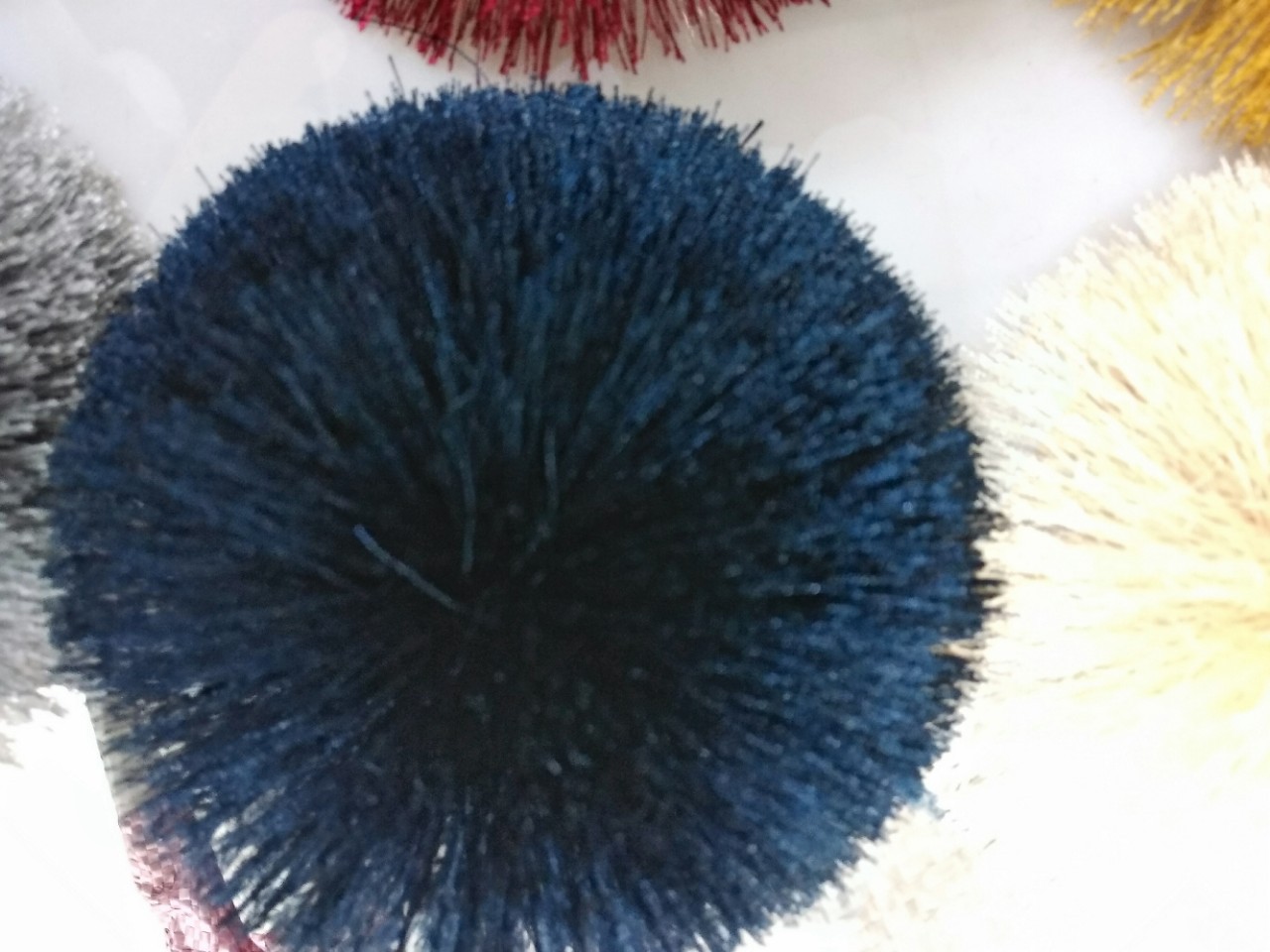 We supply cute hats, wool balls, polyester embroidered thread shoes, flower balls, tassels, decorative scarves and plush ball hangers Specification image