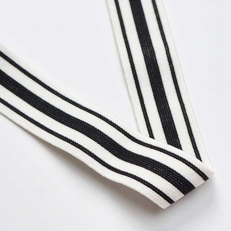 Wholesale of new beautiful back-hugging black and white striped strapless seamless halter top and one-piece cushioned women's underwear Application Scenario