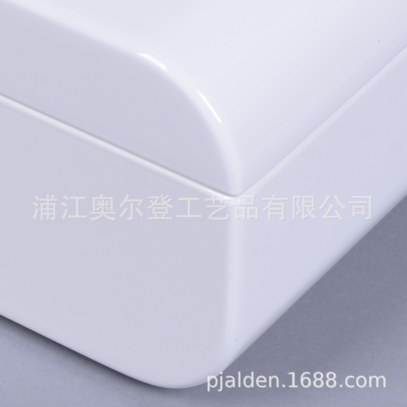 White arc-shaped wooden box custom packaging gift box set, Christmas gift box, lacquered wooden packaging box wholesale Application Scenario