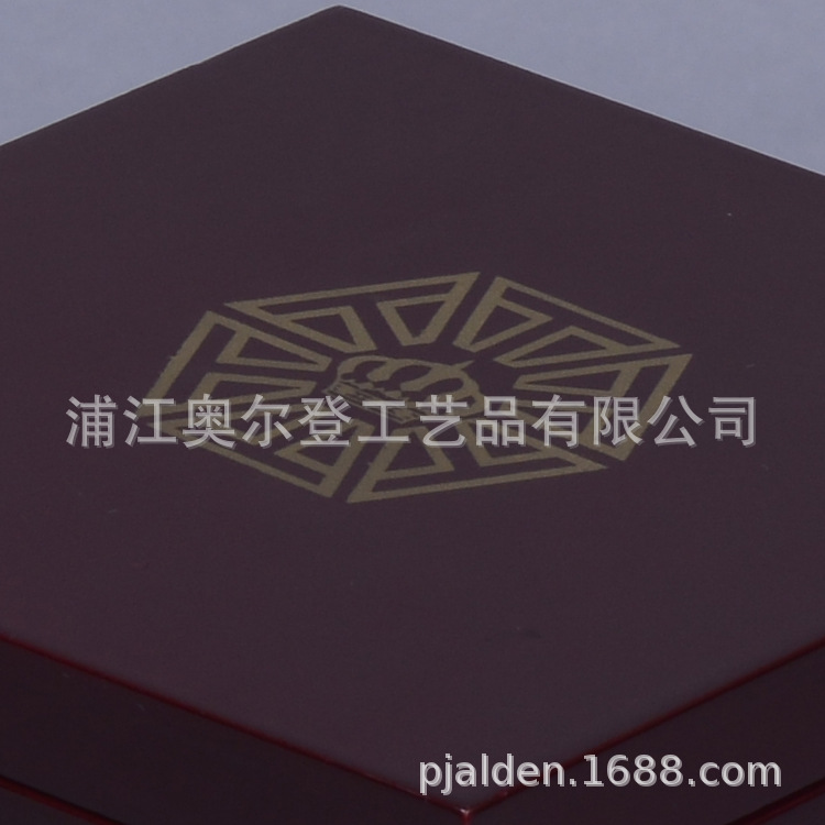 Display wooden box, transparent glass square packaging, wooden box, crystal essential oil perfume bottle, wooden box set manufacturer customization Application Scenario