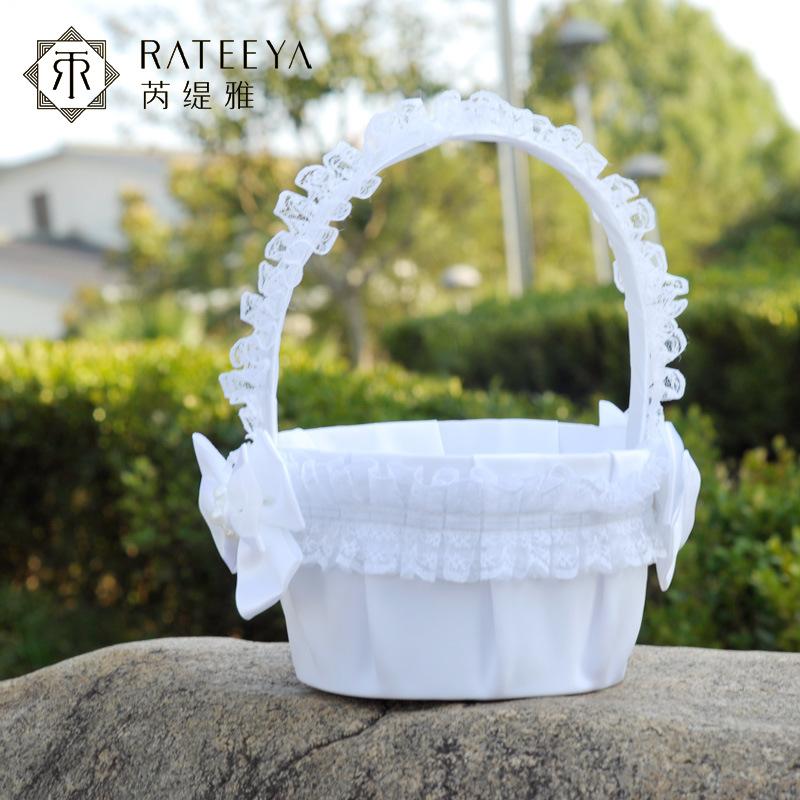 Western-style wedding, white lace trim, creative bow, bride's wedding candy basket, flower boy scattering flowers, wedding props