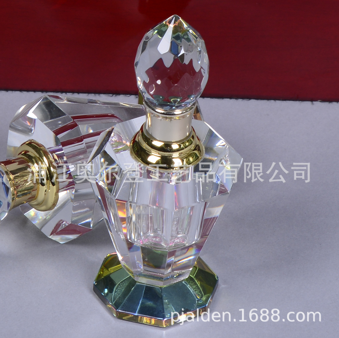 Factory direct sales of high-end square flip-top crystal perfume bottle, wooden box set, perfume essential oil gift, wooden packaging Application Scenario