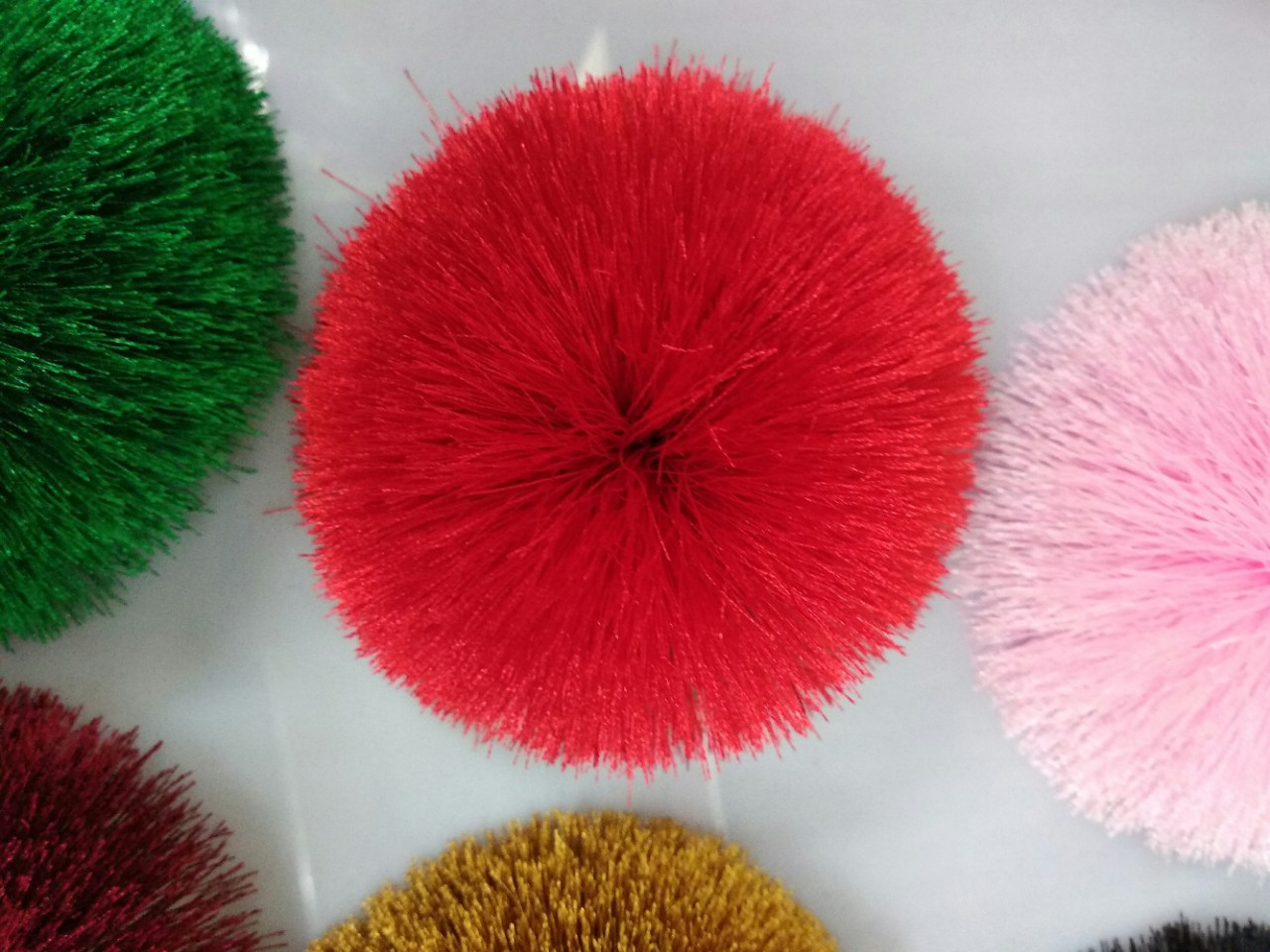 We supply cute hats, wool balls, polyester embroidered thread shoes, flower balls, tassels, decorative scarves and plush ball hangers details Picture