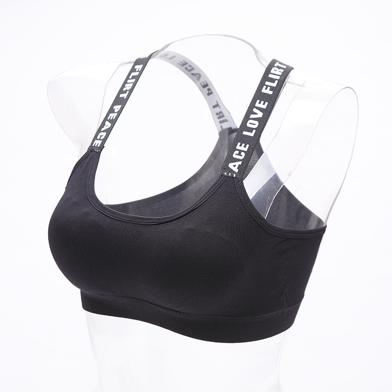 Classic English letter thickened, oversized, chess-hugging, chess-spreading, running, yoga, shockproof, comfortable, sweat-absorbing short sports underwear Application Scenario