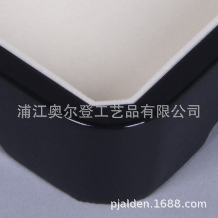 Crystal perfume bottle, essential oil wooden box, custom gift packaging, jewelry wooden box, glasses, tea, baked lacquer black wooden box Application Scenario