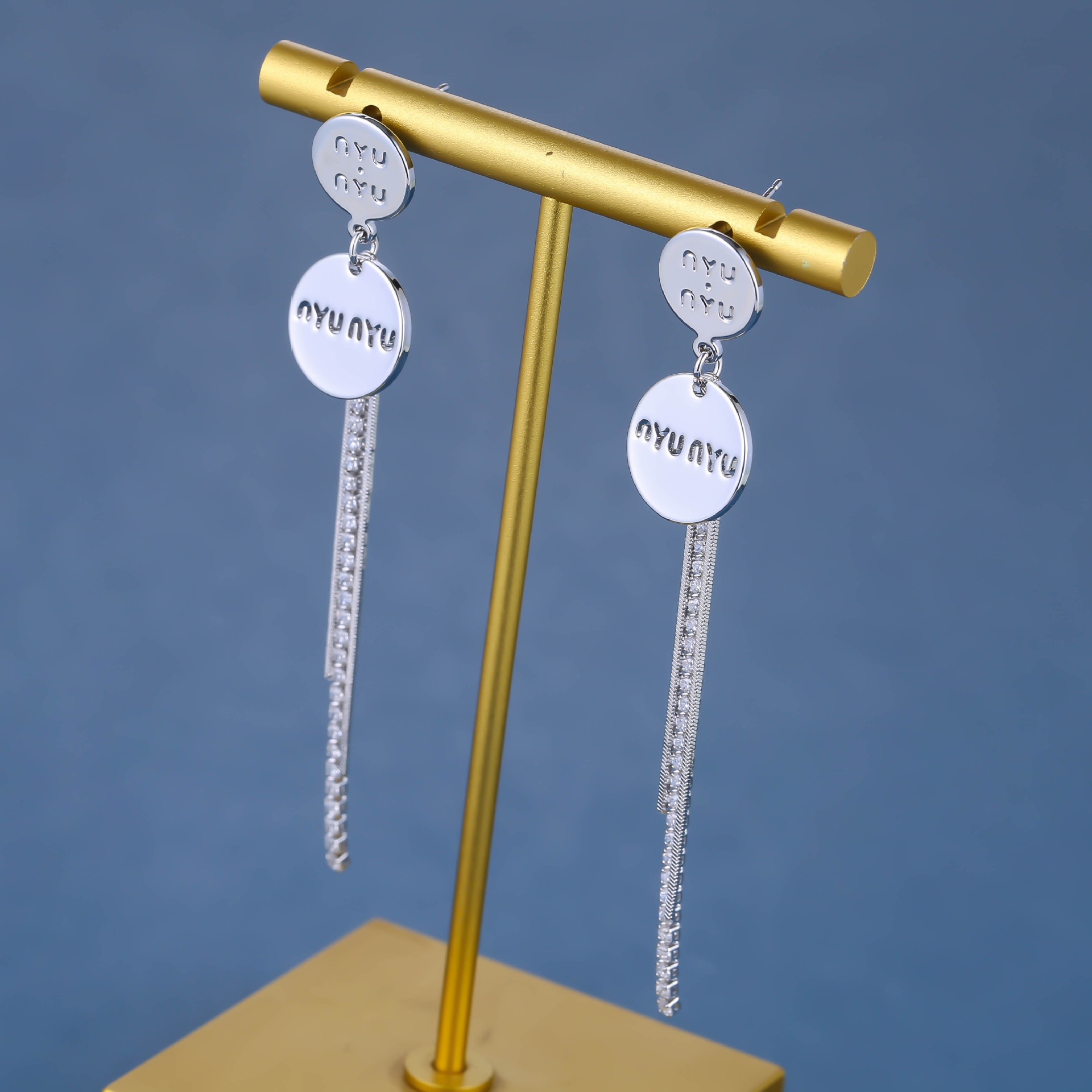 Dongdaemun, South Korea, offers creative geometric earrings, trendy tassel earrings for women, and a stylish 925 silver ear ring for wholesale from the manufacturer Specification image