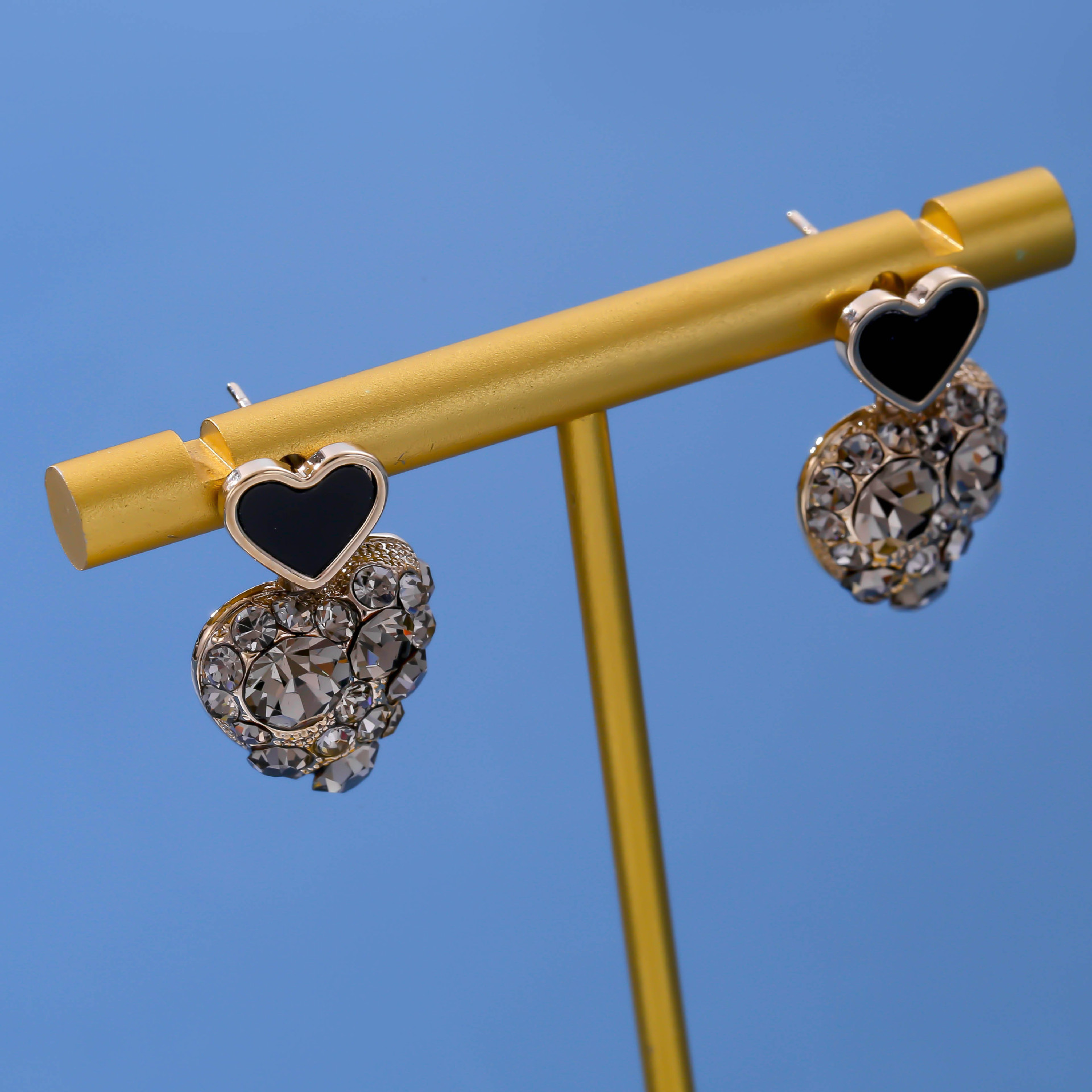 Dongdaemun, South Korea, offers a unique heart-shaped creative stud earrings for women, zircon earrings, and is a simple, fashionable and elegant ear accessory manufacturer for wholesale Specification image