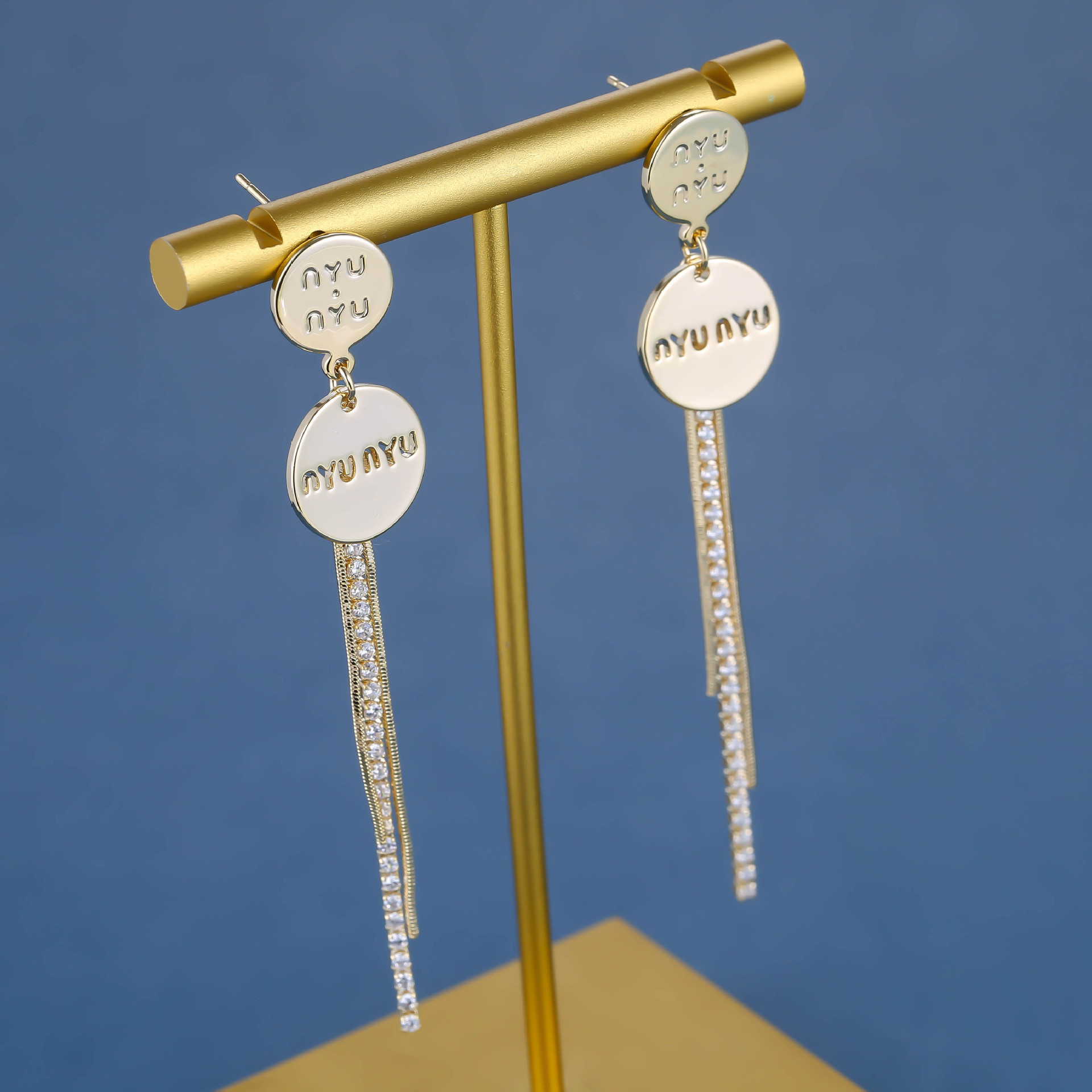 Dongdaemun, South Korea, offers creative geometric earrings, trendy tassel earrings for women, and a stylish 925 silver ear ring for wholesale from the manufacturer details Picture