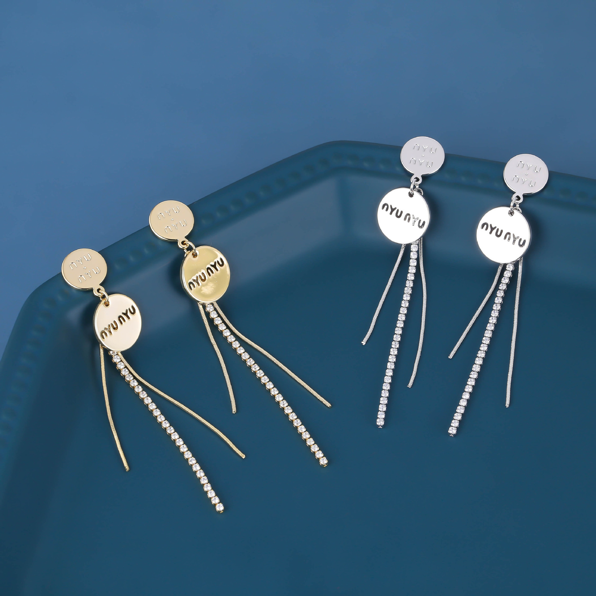 Dongdaemun, South Korea, offers creative geometric earrings, trendy tassel earrings for women, and a stylish 925 silver ear ring for wholesale from the manufacturer Application Scenario