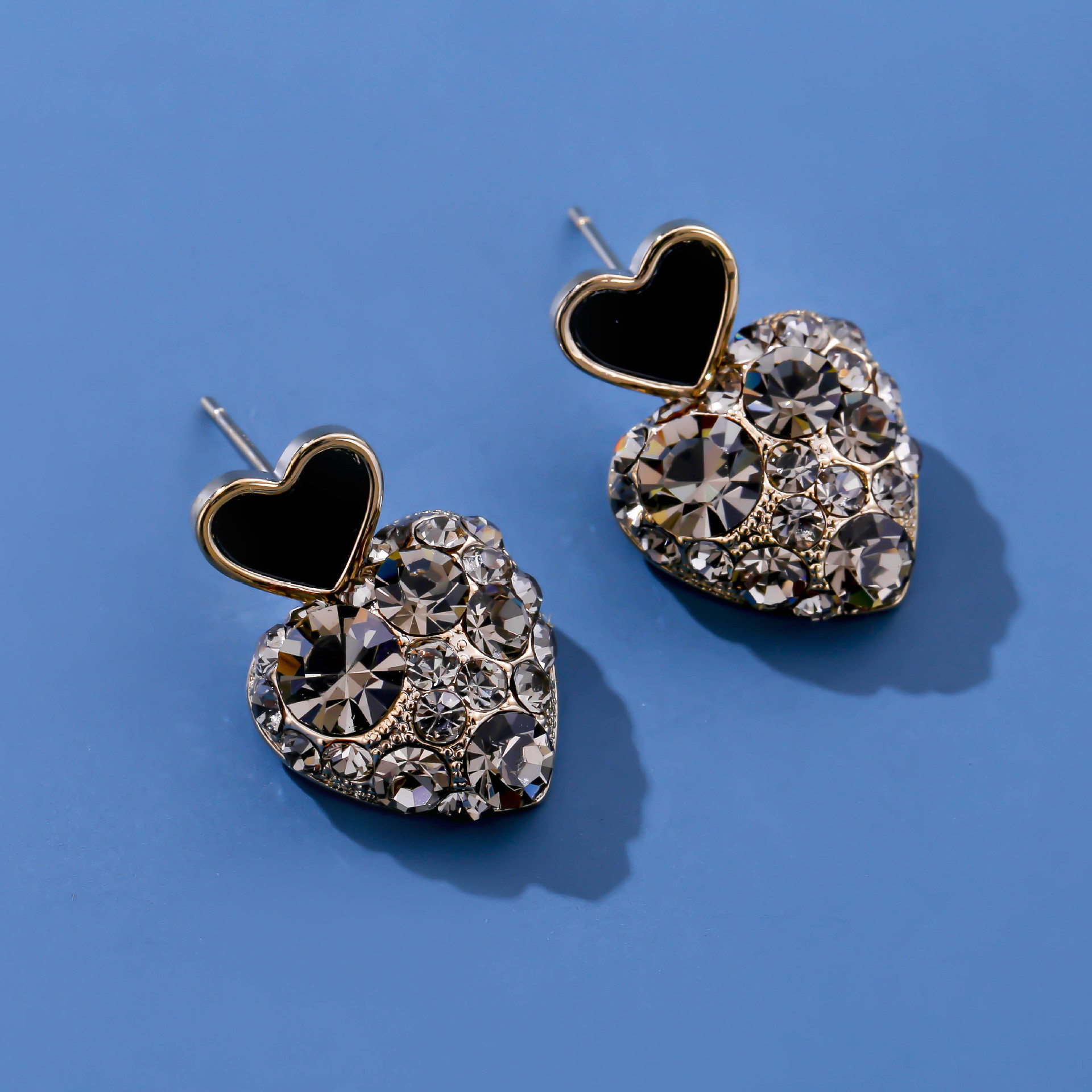 Dongdaemun, South Korea, offers a unique heart-shaped creative stud earrings for women, zircon earrings, and is a simple, fashionable and elegant ear accessory manufacturer for wholesale details Picture