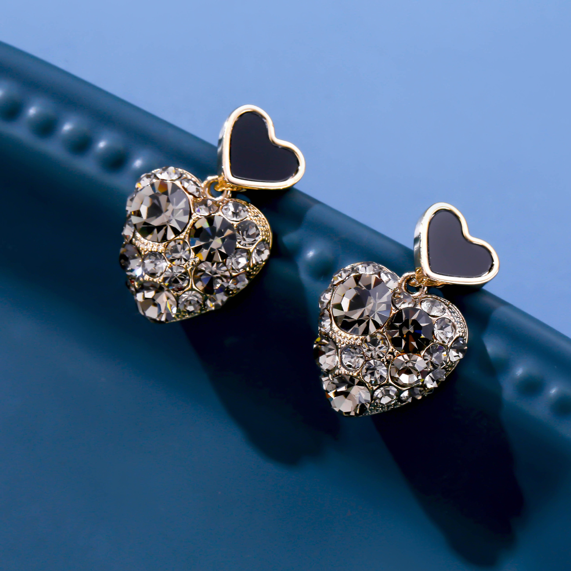 Dongdaemun, South Korea, offers a unique heart-shaped creative stud earrings for women, zircon earrings, and is a simple, fashionable and elegant ear accessory manufacturer for wholesale undefined