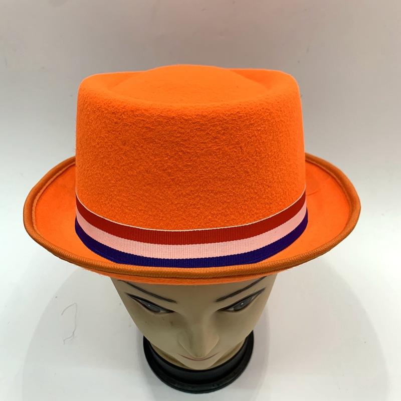 The monochrome gift hat of Zorro Jr. for the presidential election campaign is a flat-topped hat with ribbons featuring the flags of the three countries details Picture