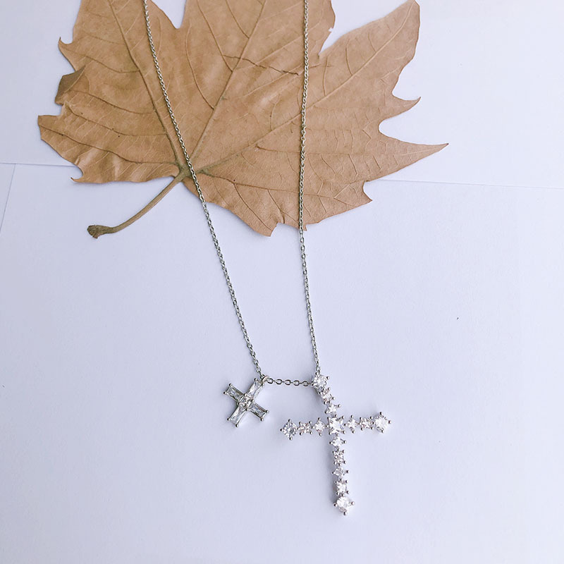 时尚酷女冷淡风INS欧美笑脸十字架钩子ins风潮人个性多层秋冬毛衣白底实物图