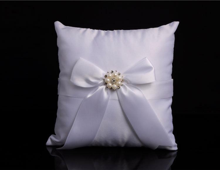 Wedding products: Western-style creative wedding flower basket rings, pillowcase set, sign-in book, sign-in pen, wine glass, knife and spatula, 6-piece set of wedding supplies undefined