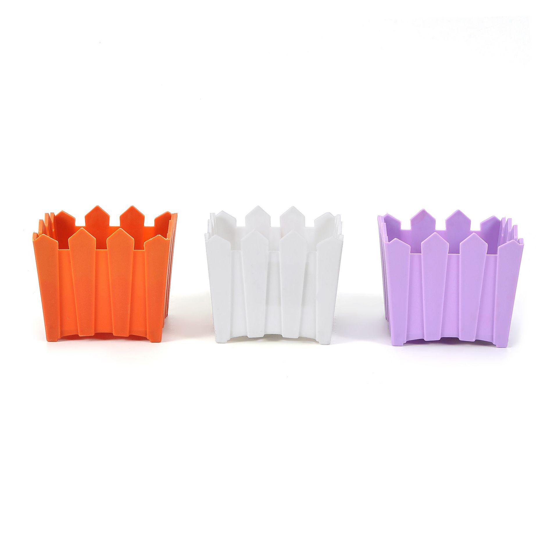 The manufacturer supplies 2886 square plastic fence POTS