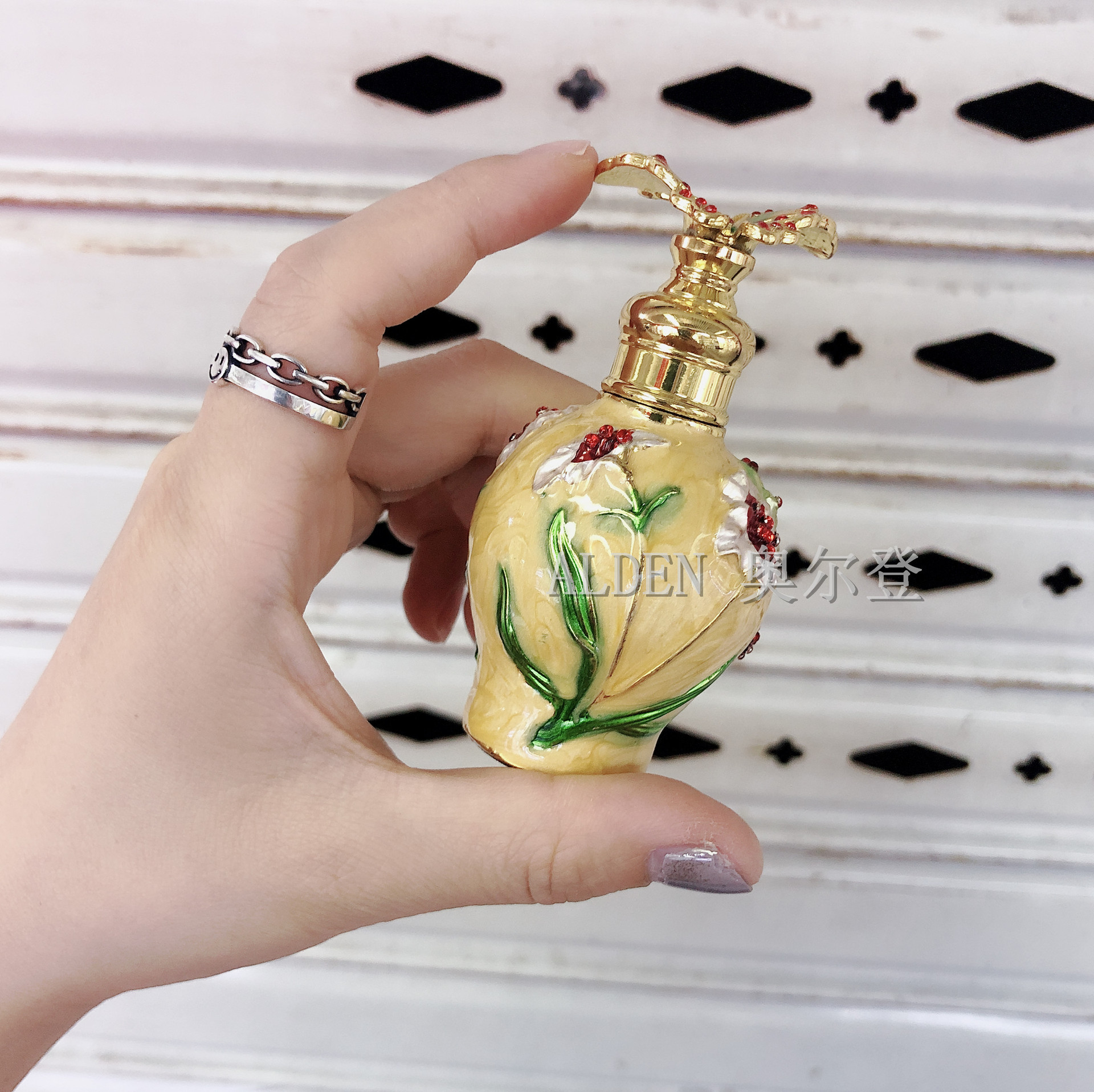 12ML Golden Butterfly Metal Perfume Essential Oil round bottle, multi-color tattoo colorant glass perfume bottle, direct sales in stock details Picture