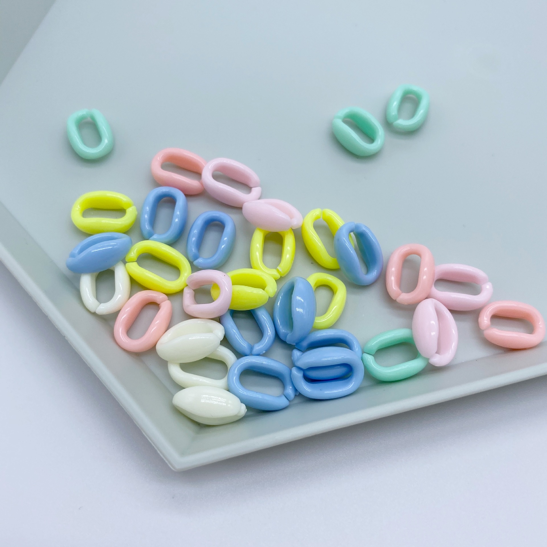 Factory direct sales of acrylic spring-colored chain buckles, versatile for making bag straps, diy for making headwear, hair strings and beads Application Scenario