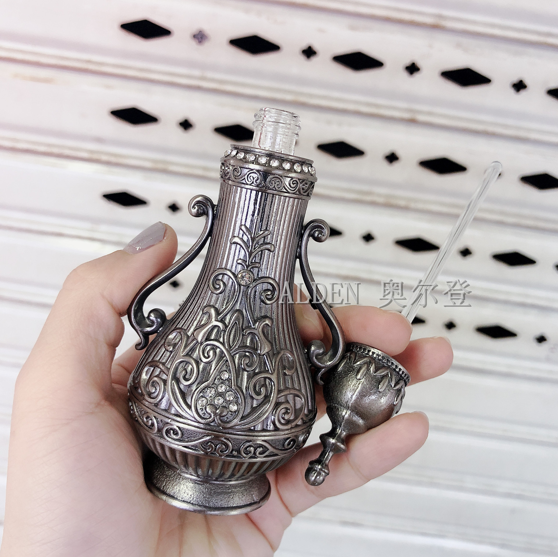 Factory direct sales, in stock, colors can be customized, the same style as Dubai, bronze-colored perfume bottles, essential oil bottles, and empty cosmetic bottles Application Scenario