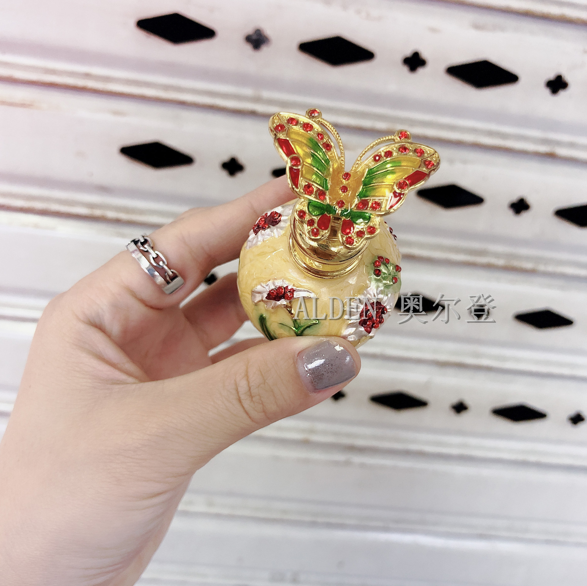 12ML Golden Butterfly Metal Perfume Essential Oil round bottle, multi-color tattoo colorant glass perfume bottle, direct sales in stock Specification image