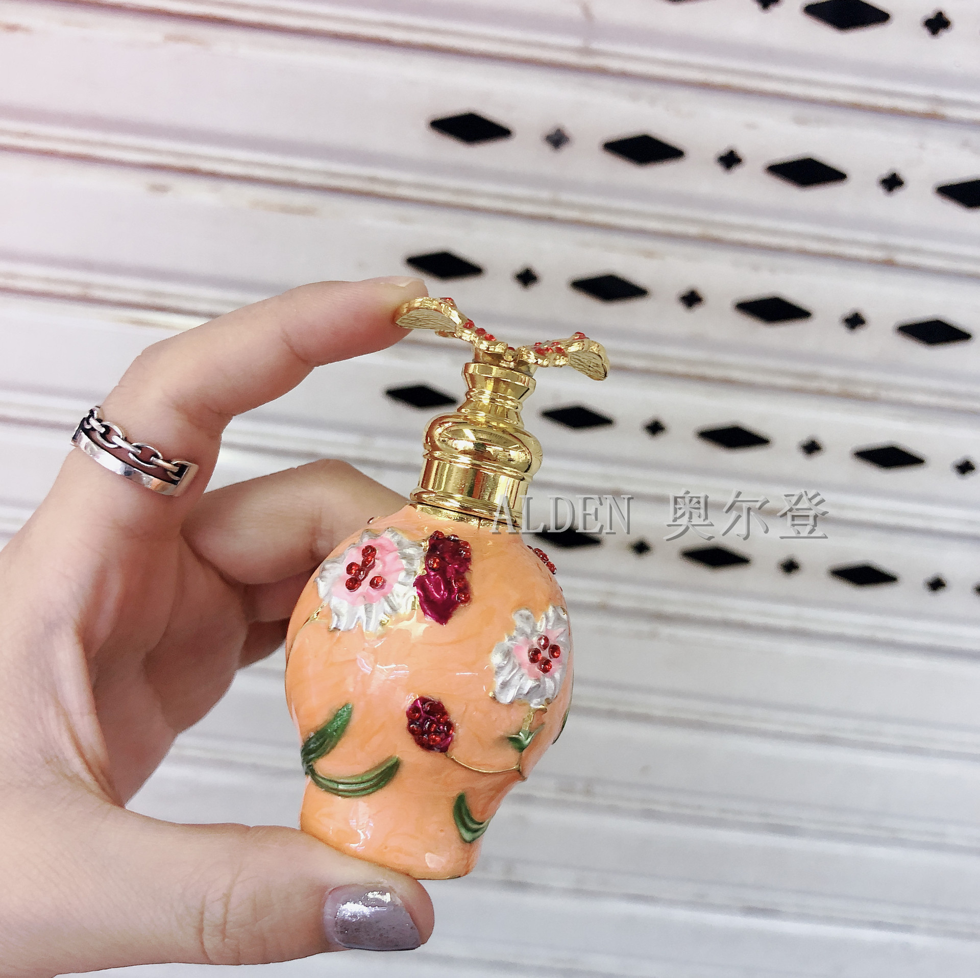 Wholesale of 12ml Dubai-style tattoo color bottles, butterfly perfume bottles and exquisite essential oil bottles
