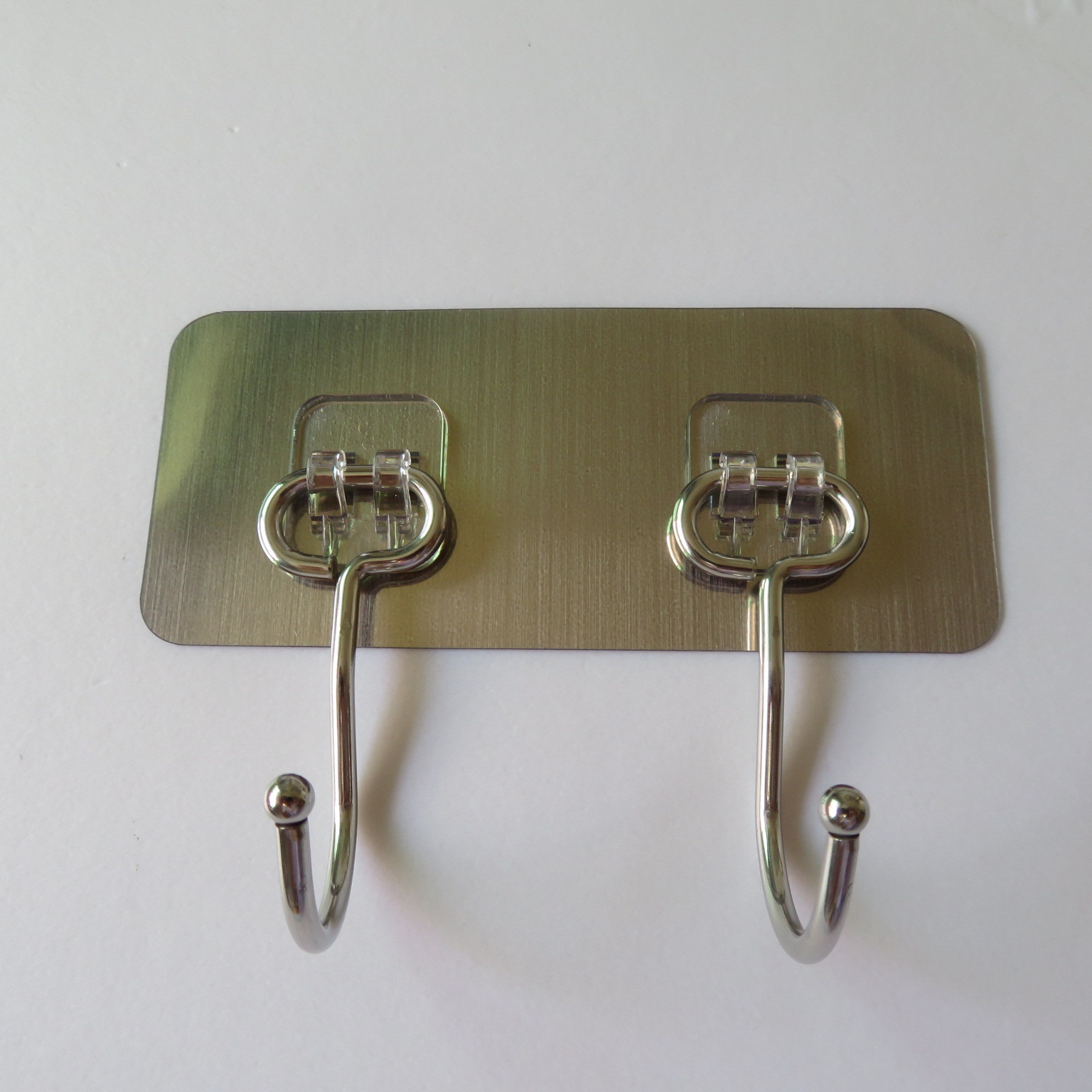 Factory direct sales of seamless, strong, non-drilling stainless steel double hooks, row hooks, large metal hooks, durable bathroom hooks Application Scenario