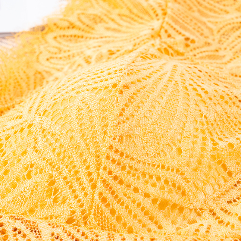 New full lace cutout V-neck, see-through beauty back, bra wrap, no bra base, small halter, thickened chest cushion, long vest Application Scenario