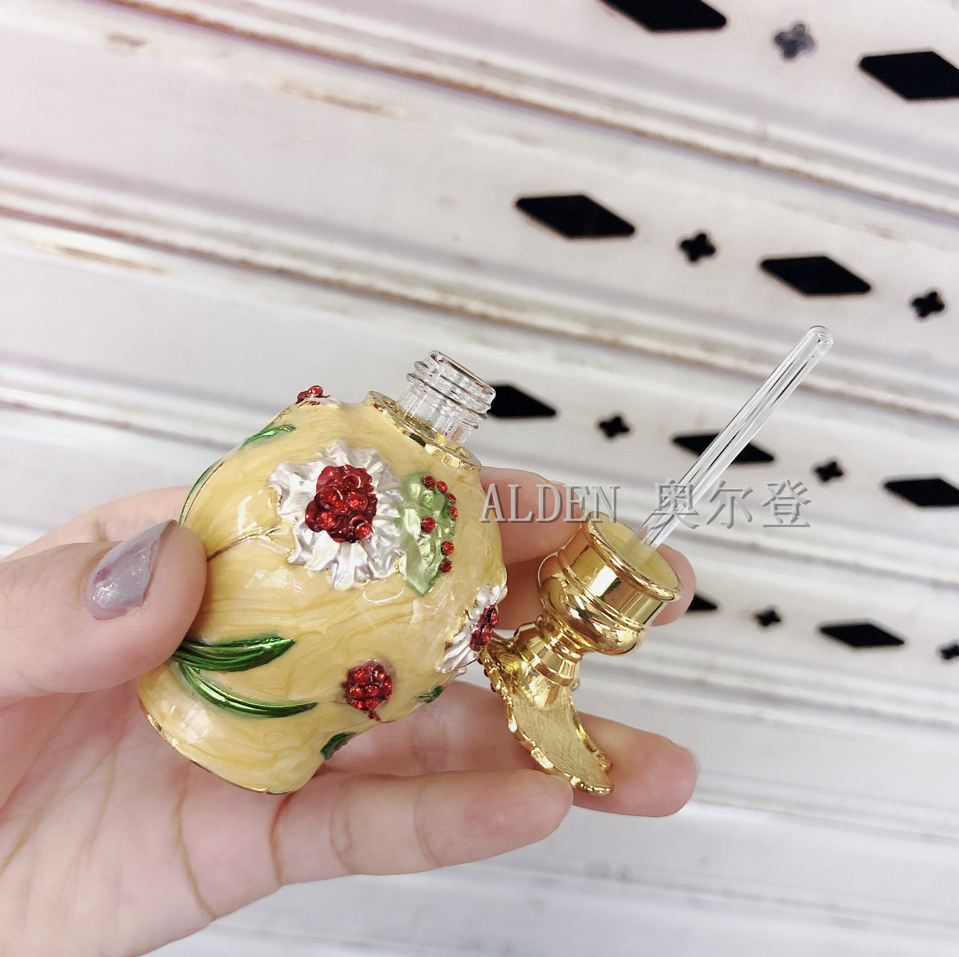 12ML Golden Butterfly Metal Perfume Essential Oil round bottle, multi-color tattoo colorant glass perfume bottle, direct sales in stock Application Scenario