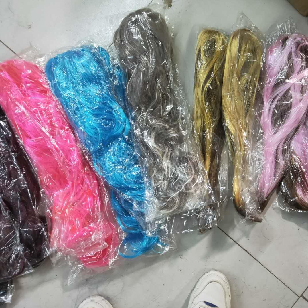 We are dealing with leftover orders of foreign trade wigs at low prices. We don't choose any style. All kinds of wigs in various styles and colors are on sale at a discount Item Picture