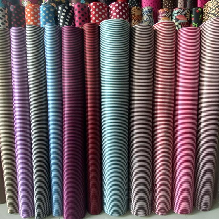 The color-printed and patterned foam series of printed color strips are in stock and available for wholesale. The bags are made of 100% polyester fabric