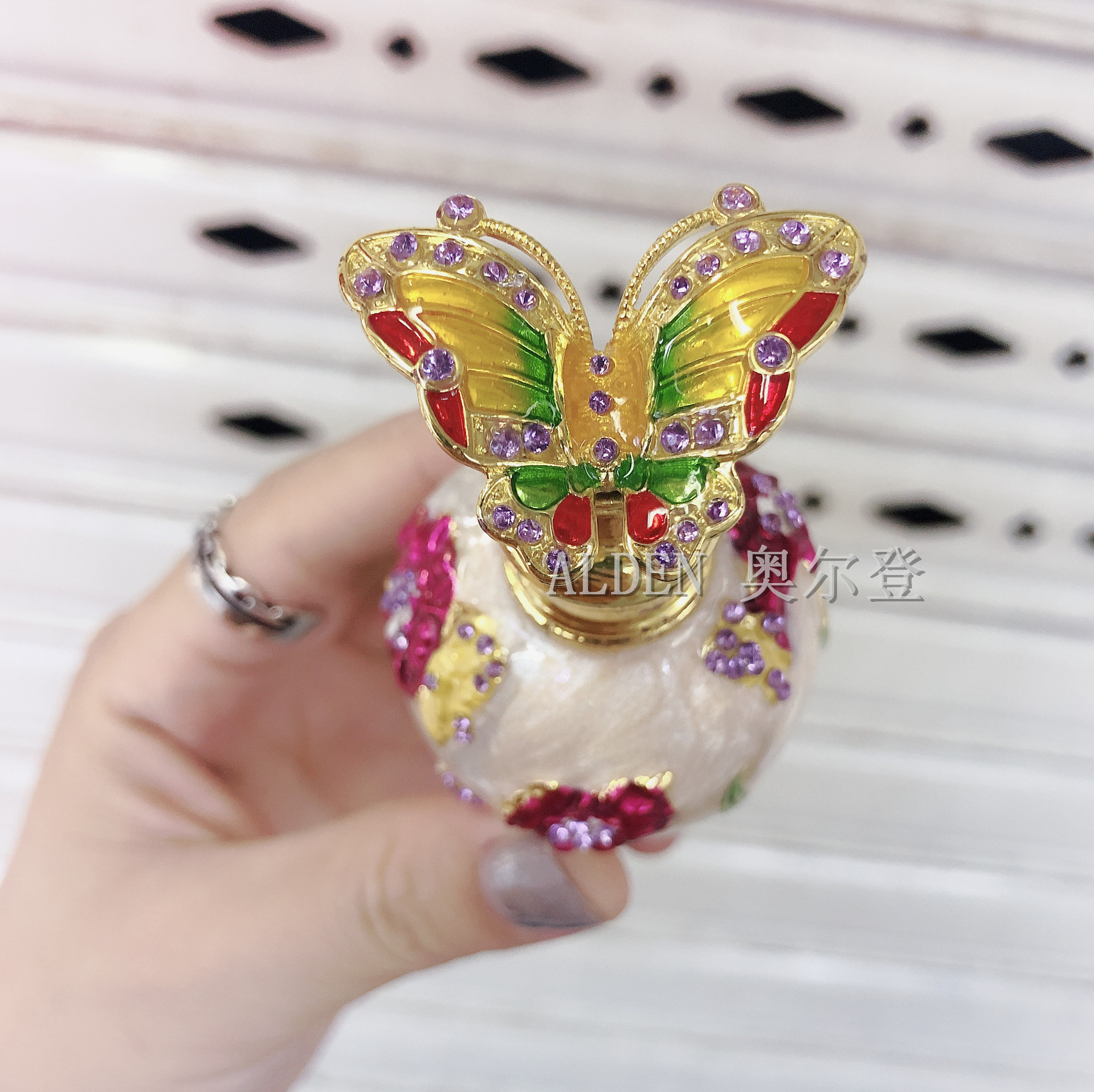 Wholesale of 12ml Dubai-style tattoo color bottles, butterfly perfume bottles and exquisite essential oil bottles Specification image