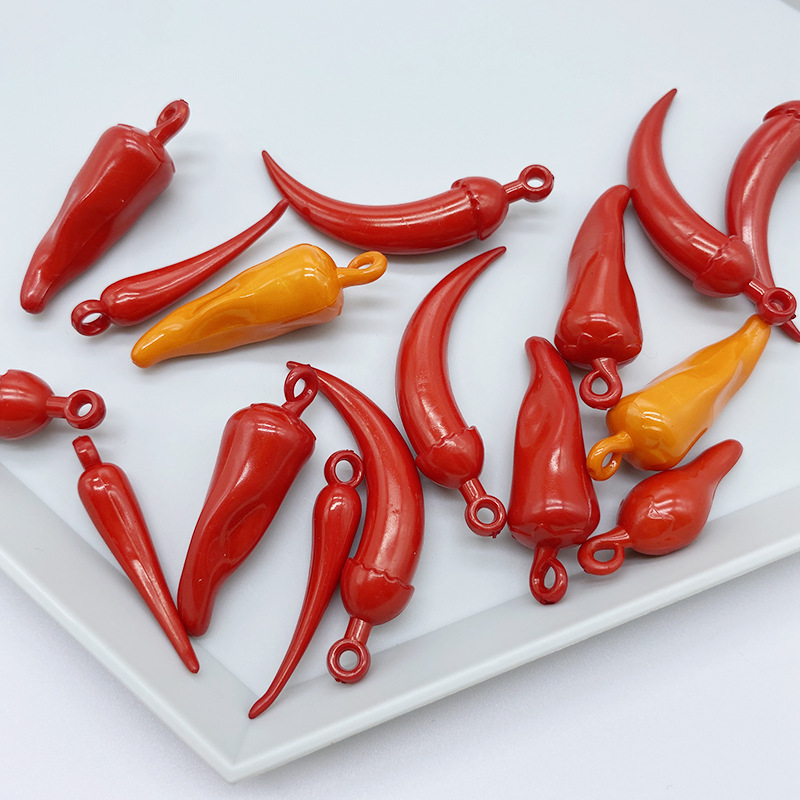 This is a diy beaded material of the same style as the popular acrylic hanging hole small chili pepper hundred-piece. The red color is used to make earrings Application Scenario